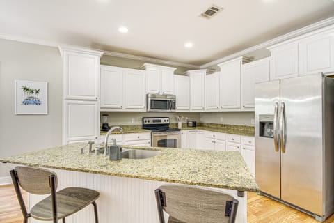 Bright Biloxi Condo: Walk to the Beach! Apartment in Biloxi