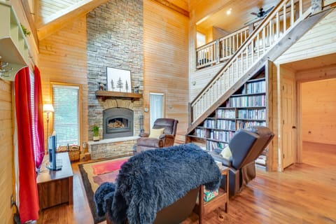 Crawford Cottage w/ Fireplace & Mountain Views! Cottage in Tennessee