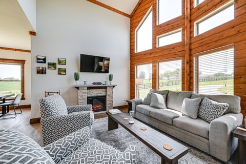 Scenic Getaway w/ Deck: 7 Mi to Mammoth Cave Park! House in Kentucky