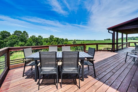Scenic Getaway w/ Deck: 7 Mi to Mammoth Cave Park! House in Kentucky