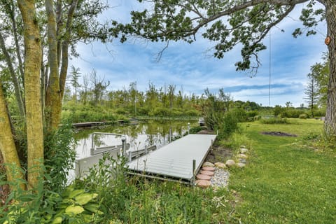 Charming Reading Home w/ Lake Views & Private Dock House in Ohio