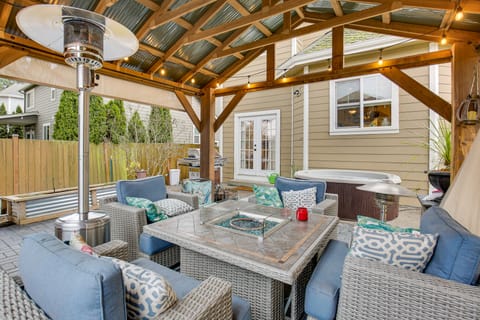 Hot Tub, Pavilion! Family Home Near UO & Autzen House in Eugene