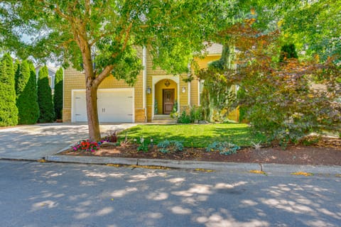Hot Tub, Pavilion! Family Home Near UO & Autzen House in Eugene