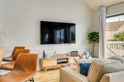 2 Mi to Surfside Beach: Coastal Escape w/ Balcony! Apartment in Surfside Beach