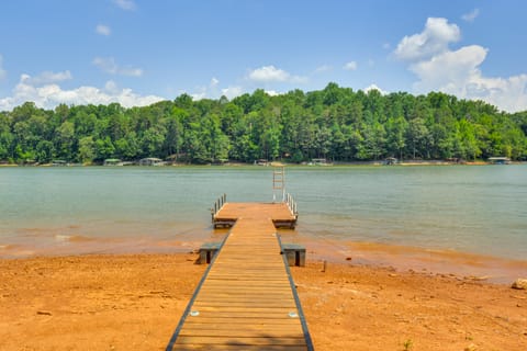 Pet-Friendly Lavonia Cabin, Walk to Lake Hartwell! House in Lake Hartwell