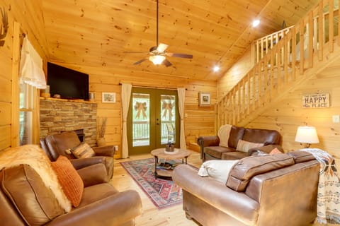 Secluded Cabin: Hot Tub & 10 Mi to Blue Ridge House in Georgia