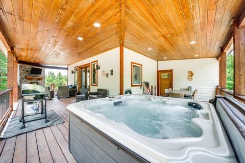 Luxe Broken Bow Home w/ Hot Tub & Fire Pit! House in Broken Bow