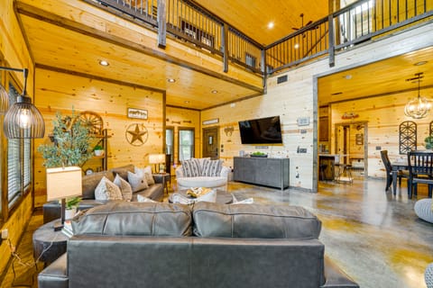 Broken Bow Cabin Near Choctaw Casino: Hot Tub! House in Broken Bow