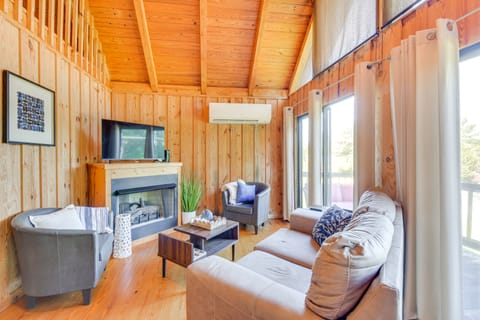 Walk to Lake Keowee: Idyllic Six Mile Cabin! House in Lake Keowee