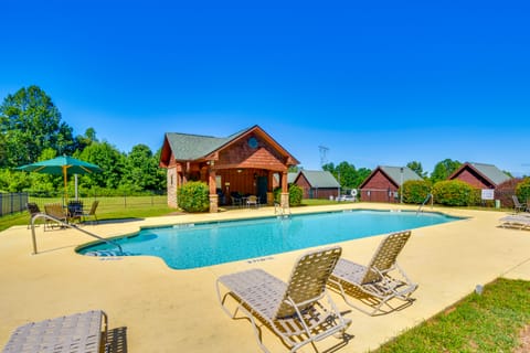 Walk to Lake Keowee: Idyllic Six Mile Cabin! House in Lake Keowee