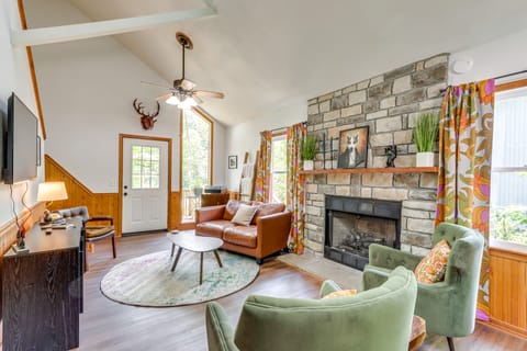 Lakefront Cabin < 3 Mi to Dtwn Eureka Springs! House in Eureka Springs