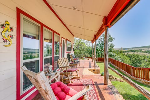 Medicine Park Cottage: Walk to Lake Lawtonka! Cottage in Medicine Park