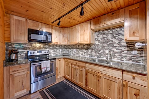 6 Mi to Town: Robbinsville Apt w/ Deck & Grill House in Cheoah