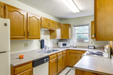 4 Mi to Dtwn Dayton: Convenient Condo w/ Grill Apartment in Dayton