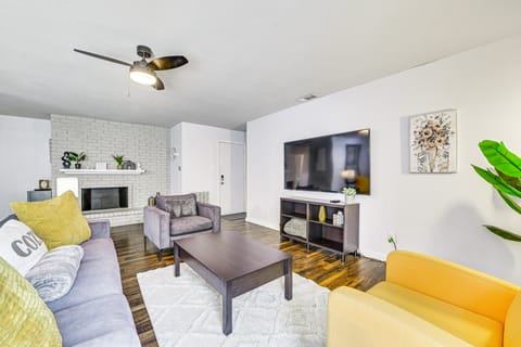 Near Lewisville Lake: Family Home in The Colony! House in The Colony