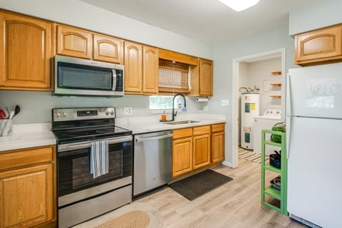 Mid-Century Gainesville Getaway: 3 Mi to UF Campus House in Gainesville