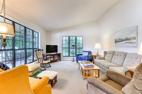 Waterfront Wheeler Lake Home w/ Furnished Deck House in Wheeler Lake