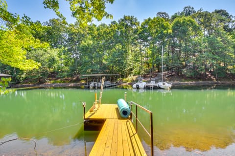 Anderson Retreat: Private Hot Tub & Kayaks! House in Lake Hartwell