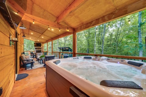 Upscale Broken Bow Cabin: Hot Tub & Fishing Pond! House in Broken Bow