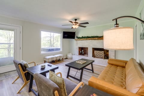 24-Acre Cottage w/ Hot Tub ~ 10 Mi to Blowing Rock House in Caldwell