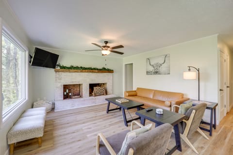 24-Acre Cottage w/ Hot Tub ~ 10 Mi to Blowing Rock House in Caldwell