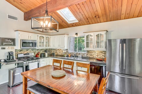 1 Mi to Lake: Crestline Cabin w/ Deck + Gas Grill! House in Crestline