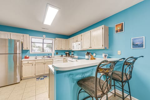 Warm Weather Escape! Golf & Relax in Little River Apartment in Little River