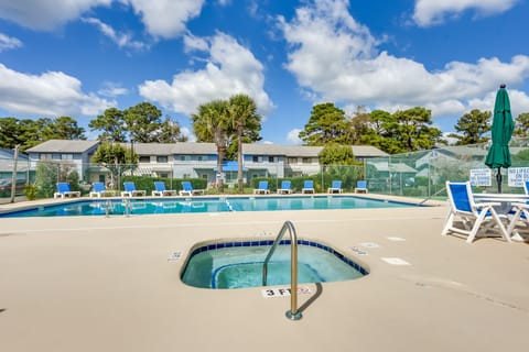 Warm Weather Escape! Golf & Relax in Little River Apartment in Little River