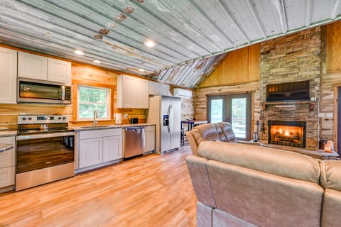 Kentucky Cabin Retreat w/ Covered Porch & Views Apartment in Kentucky