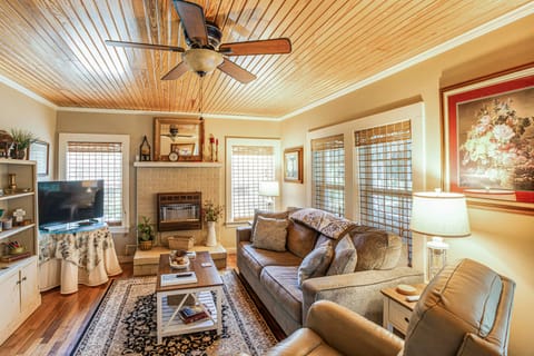 Charming Country Home w/ Yard - 14 Mi to Ole Miss! House in Mississippi