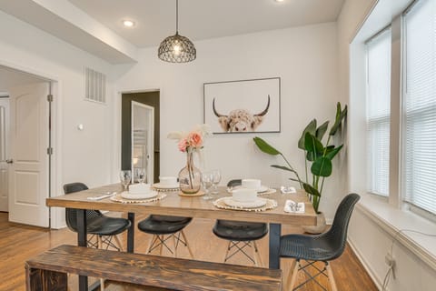 8 Mi to Soldier Field: Convenient Chicago Gem! Apartment in Englewood