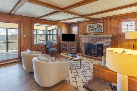 Center Hill Couples Retreat Cabin: Lake View, Deck House in Center Hill Lake