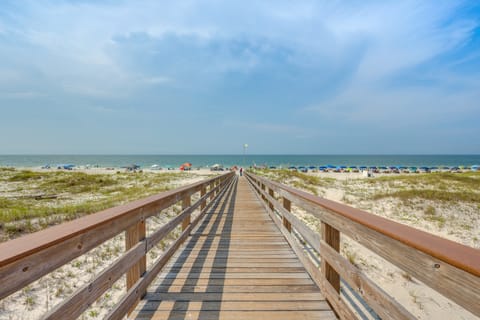 'Escape to Sea-Ality' Gulf Shores Beach Condo! Apartment in Alabama