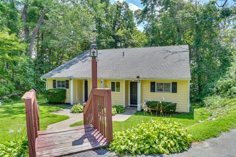 Lake George Getaway 3 Mi to Six Flags Great Escape Apartment in Queensbury