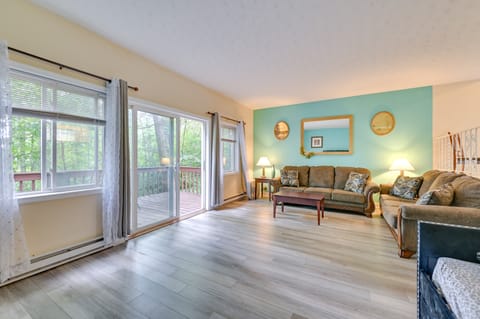 Lake George Getaway 3 Mi to Six Flags Great Escape Apartment in Queensbury