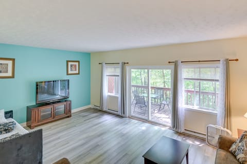 Lake George Getaway 3 Mi to Six Flags Great Escape Apartment in Queensbury