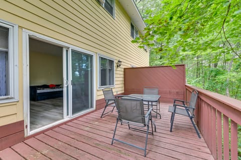 Lake George Getaway 3 Mi to Six Flags Great Escape Apartment in Queensbury