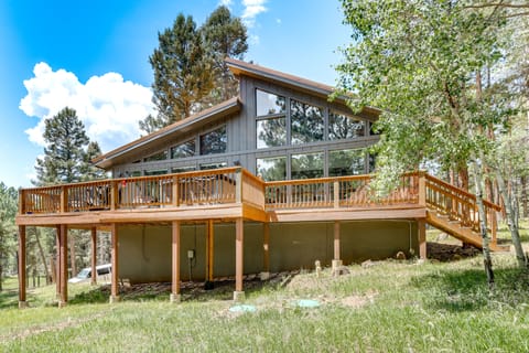 4 Mi to Angel Fire Resort: Retreat w/ Hot Tub House in Angel Fire