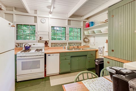 ~ 1 Mi to Dtwn Grand Haven: Lake Michigan Cabin House in Grand Haven