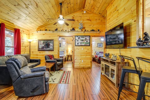 2 Mi to Dtwn Gatlinburg: 'Crescent Claw Cabin!' House in Gatlinburg