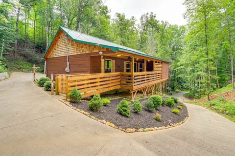 2 Mi to Dtwn Gatlinburg: 'Crescent Claw Cabin!' House in Gatlinburg