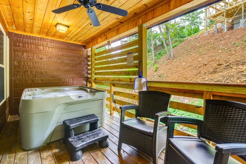 2 Mi to Dtwn Gatlinburg: 'Crescent Claw Cabin!' House in Gatlinburg