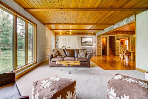 Picturesque Lake Elmo Cottage w/ Fire Pits! Cottage in Lake Elmo