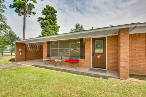 Family-Friendly De Kalb Getaway w/ Fire Pit! House in Arkansas