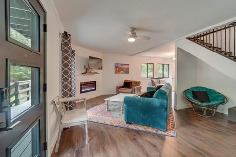 1 Mi to Massanutten Resort: Mtn-View Cabin House in Massanutten