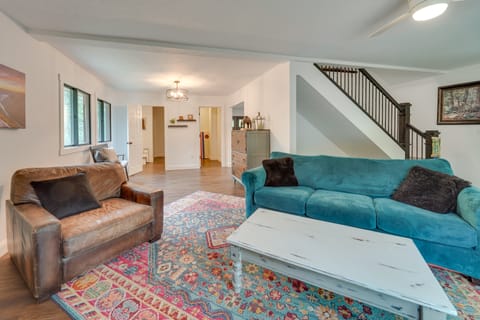 1 Mi to Massanutten Resort: Mtn-View Cabin House in Massanutten