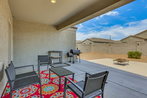 Patio & Fire Pit! Cozy Desert Retreat in Buckeye House in Buckeye