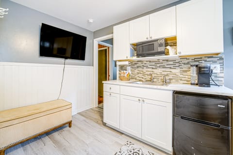 Charming Geneva Vacation Rental ~ 5 Mi to Lake! Apartment in Geneva