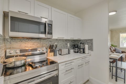 Couple’s World Cup Base 5 Mi to Hard Rock Stadium! Apartment in Miami Gardens