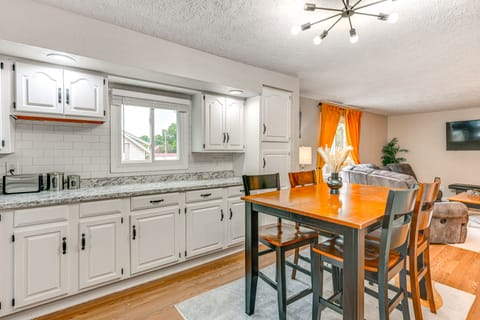 ~ 2 Mi to Downtown: Bright Apt in Lansing! Apartment in Lansing